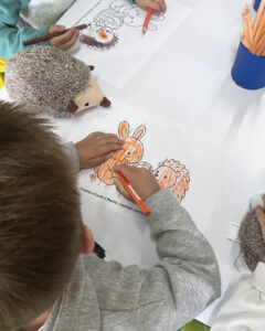 Programa educativo en Medellín sobre empatía hacia los animales en niños.
