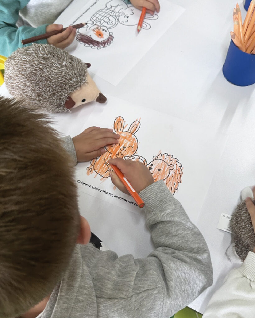 Programa educativo en Medellín sobre empatía hacia los animales en niños.